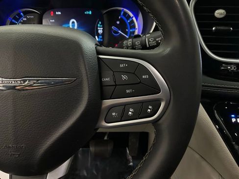 Used 2023 Chrysler Pacifica Limited FWD image 13