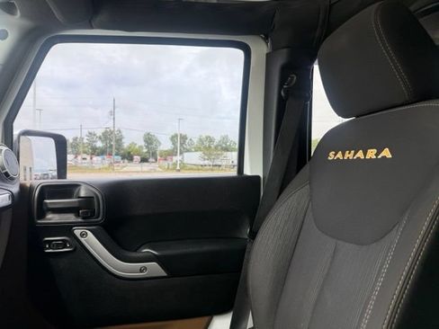 Used 2014 Jeep Wrangler Unlimited Sahara w/ Connectivity Group AWD/4WD image 9