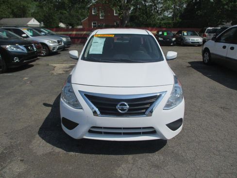 Used 2018 Nissan Versa SV FWD image 3