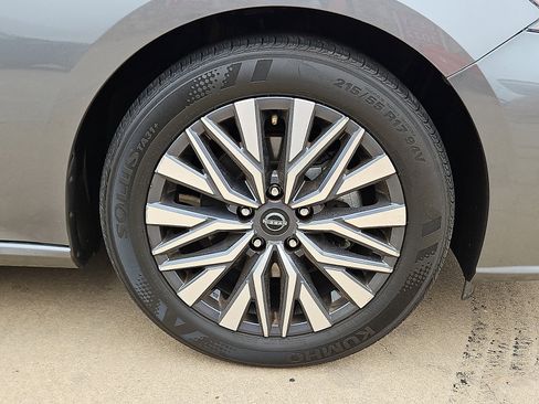 Used 2025 Nissan Altima 2.5 SV FWD image 5