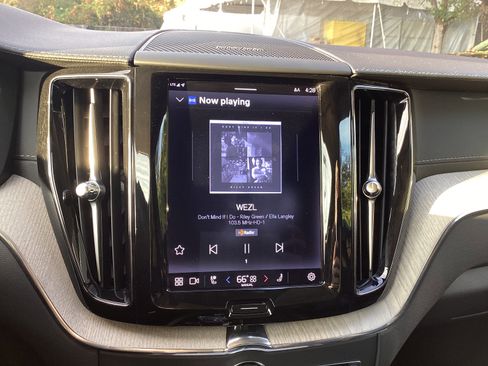 Certified 2022 Volvo XC60 B5 Inscription w/ Climate Package image 23