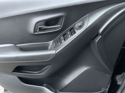 Used 2019 Chevrolet Trax LT w/ LT Convenience Package image 28