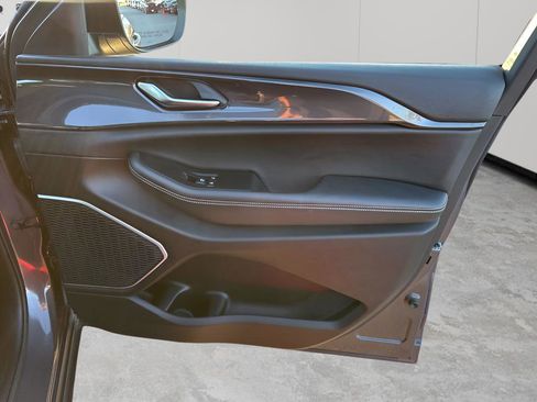 Used 2022 Jeep Grand Cherokee Laredo w/ Luxury Tech Group I image 13