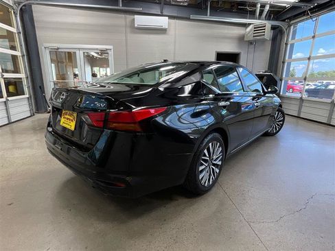 Used 2023 Nissan Altima 2.5 SV w/ SV Premium Package FWD image 5