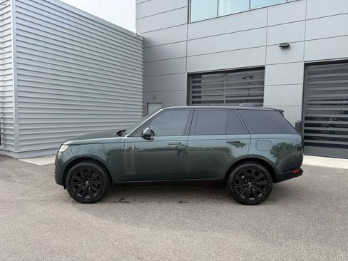 Used 2025 Land Rover Range Rover SE AWD/4WD image 2