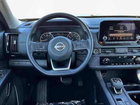 Used 2024 Nissan Pathfinder S image 8