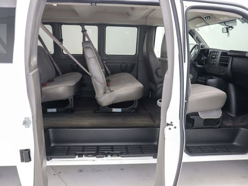 Used 2018 Chevrolet Express 3500 LT w/ LT Preferred Equipment Group RWD image 12