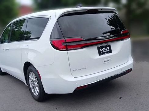 Used 2023 Chrysler Pacifica Touring-L FWD image 9