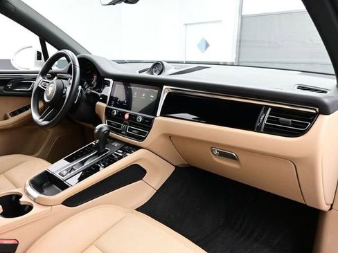 Certified 2023 Porsche Macan AWD/4WD image 17