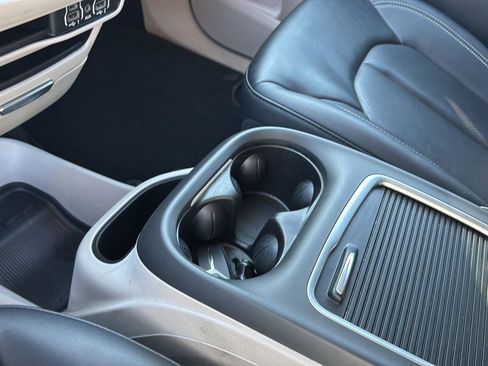Used 2024 Chrysler Pacifica Touring-L image 22