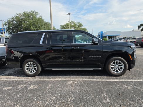 Used 2025 Chevrolet Suburban LT RWD image 2