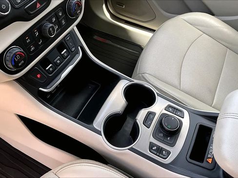 Used 2020 GMC Terrain Denali w/ Denali Premium Package FWD image 17