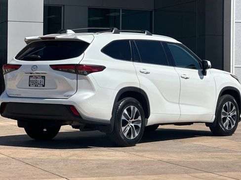 Used 2022 Toyota Highlander XLE FWD image 4