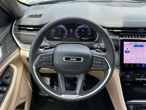 Used 2023 Jeep Grand Cherokee Limited w/ Luxury Tech Group II AWD/4WD image 11