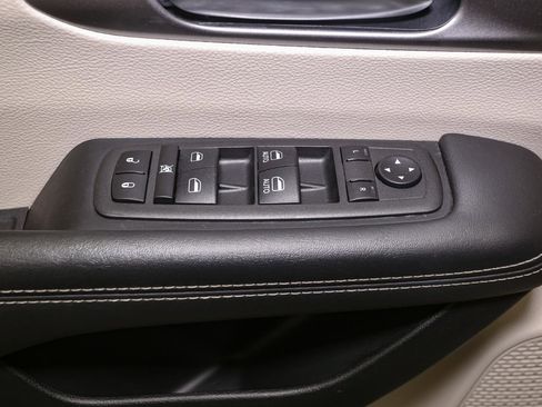 Used 2024 Chrysler Pacifica Touring-L image 39