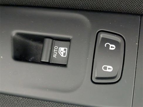 Used 2018 Jeep Renegade Latitude w/ UConnect 8.4 Nav Group image 33