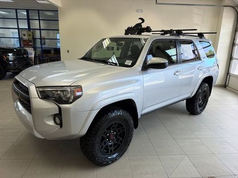 Used 2019 Toyota 4Runner SR5 AWD/4WD image 3