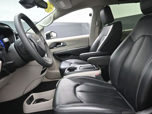 Used 2023 Chrysler Pacifica Touring-L FWD image 19