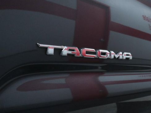 Used 2018 Toyota Tacoma SR5 image 34