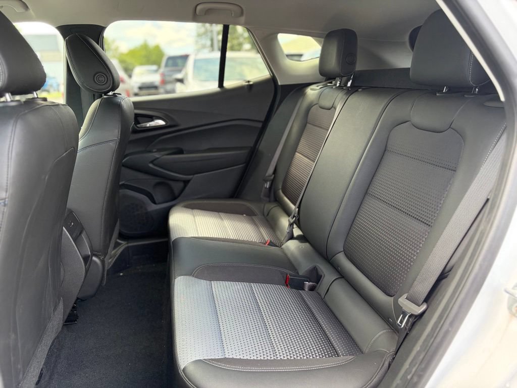 Used 2025 Chevrolet Trax LT w/ LT Convenience Package FWD image 10