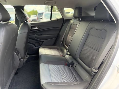 Used 2025 Chevrolet Trax LT w/ LT Convenience Package FWD image 10