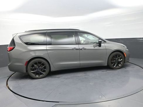 Used 2025 Chrysler Pacifica Limited image 9