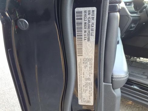 Used 2023 Jeep Grand Cherokee Laredo AWD/4WD image 28