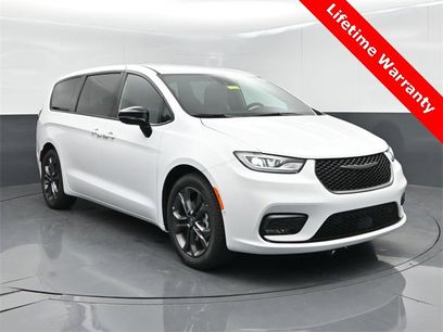 New 2026 Chrysler Pacifica Select