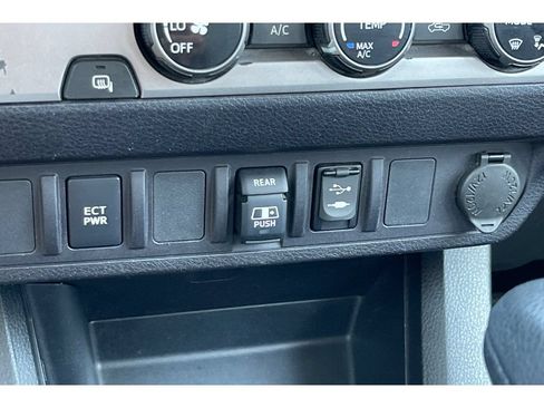 Used 2018 Toyota Tacoma SR5 RWD image 30