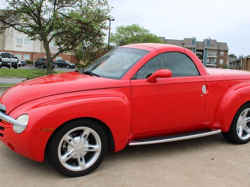 Used 2004 Chevrolet SSR w/ Preferred Equipment Group RWD image 24