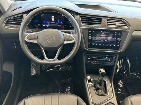 Used 2023 Volkswagen Tiguan SE w/ Panoramic Sunroof Package FWD image 13