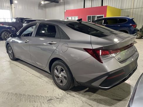 Used 2024 Hyundai Elantra SE FWD image 4
