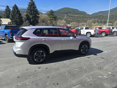 Used 2024 Nissan Rogue SV AWD/4WD image 6