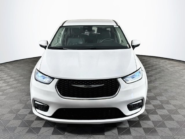 Used 2023 Chrysler Pacifica Touring-L FWD image 2
