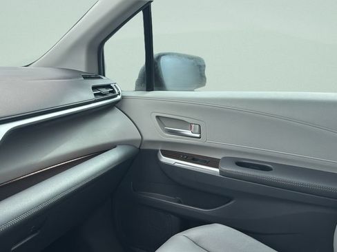Used 2022 Toyota Sienna XLE FWD image 41