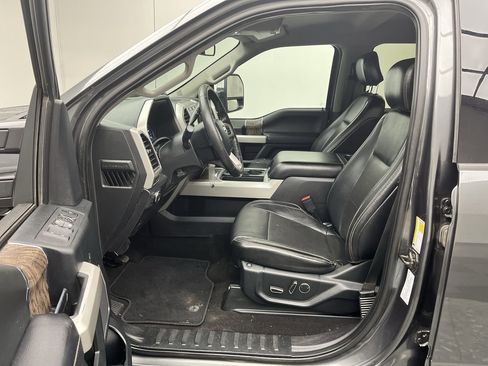 Used 2019 Ford F250 Lariat w/ Chrome Package image 3