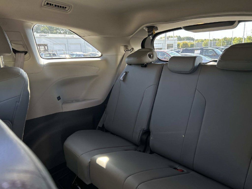 Used 2021 Toyota Sienna XLE FWD image 17