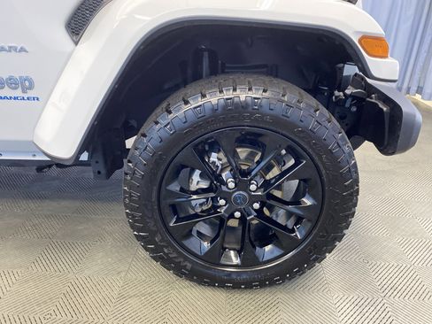 Used 2024 Jeep Wrangler Sahara image 38