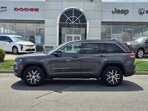 Used 2025 Jeep Grand Cherokee Limited AWD/4WD image 23