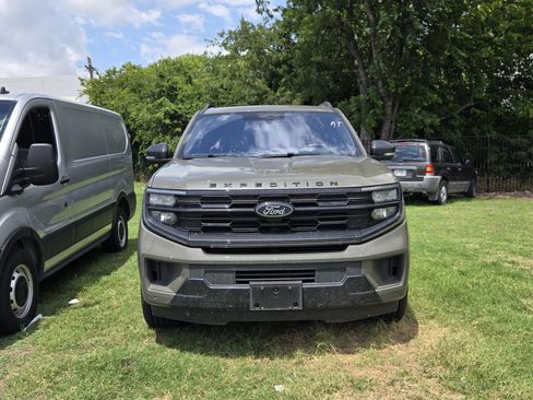 Used 2025 Ford Expedition Platinum w/ Stealth Appearance Package AWD/4WD image 2