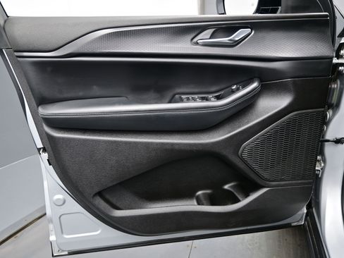 Used 2024 Jeep Grand Cherokee Altitude image 9