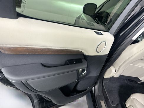 Used 2019 Land Rover Discovery HSE image 27