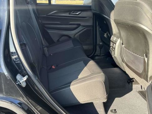 Used 2023 Jeep Grand Cherokee Laredo image 21