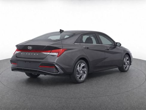 Used 2024 Hyundai Elantra SE FWD image 3