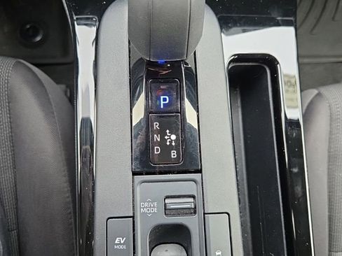 Used 2025 Toyota Prius LE image 28