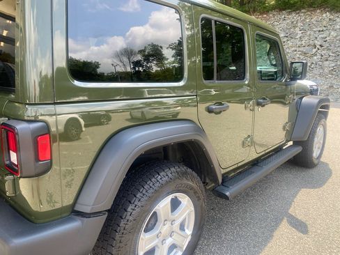 Used 2022 Jeep Wrangler Unlimited Sport w/ Sun And Sound Package AWD/4WD image 31