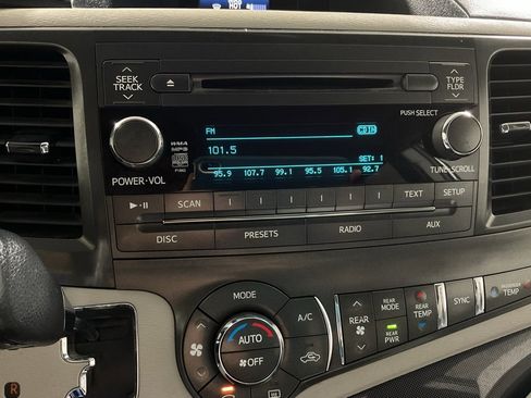 Used 2012 Toyota Sienna SE image 17