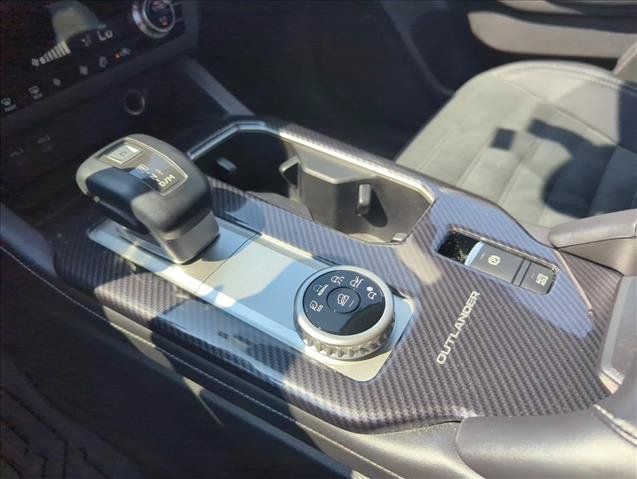 Used 2025 Mitsubishi Outlander SE FWD image 17