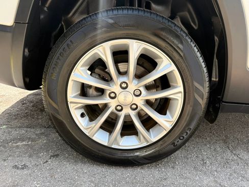 Used 2019 Jeep Cherokee Latitude w/ Popular Appearance Group FWD image 18