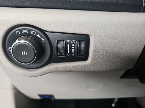 Used 2023 Chrysler Pacifica Touring-L FWD image 25